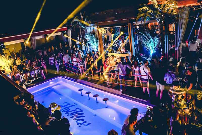 Night out in VIP style - enter the club on splavovi by the boat